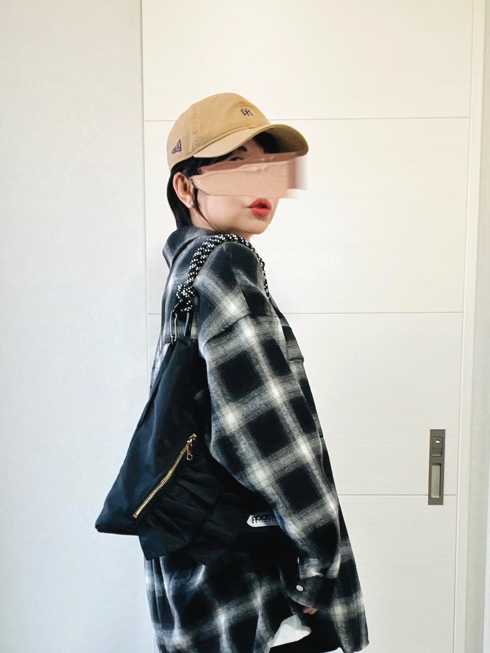 ブラック系のシャツ/ブラウス、ホワイト系のTシャツ/カットソー、ブラック系のブーツを着用したレディースの秋コーディネートの4枚目の写真