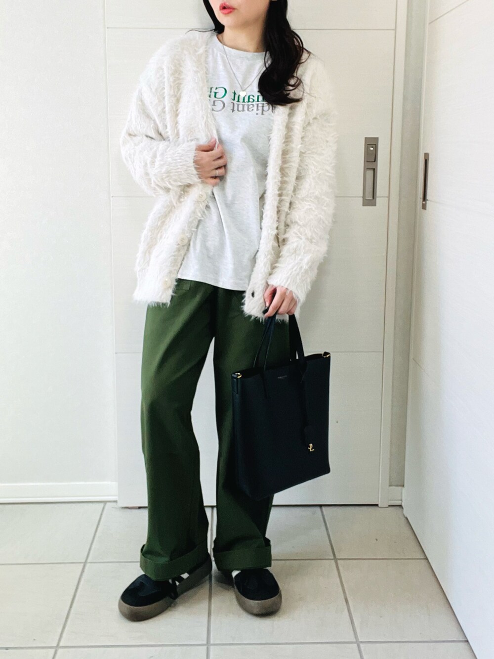 ホワイト系のカーディガン/ボレロ、グレー系のTシャツ/カットソー、グリーン系のその他パンツを着用したレディースの秋コーディネートの4枚目の写真