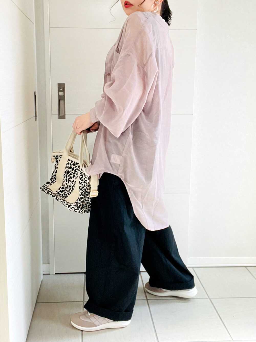 グレー系のシャツ/ブラウス、ブラック系のチノパンツ、ベージュ系のスニーカーを着用したレディースの夏コーディネートの4枚目の写真