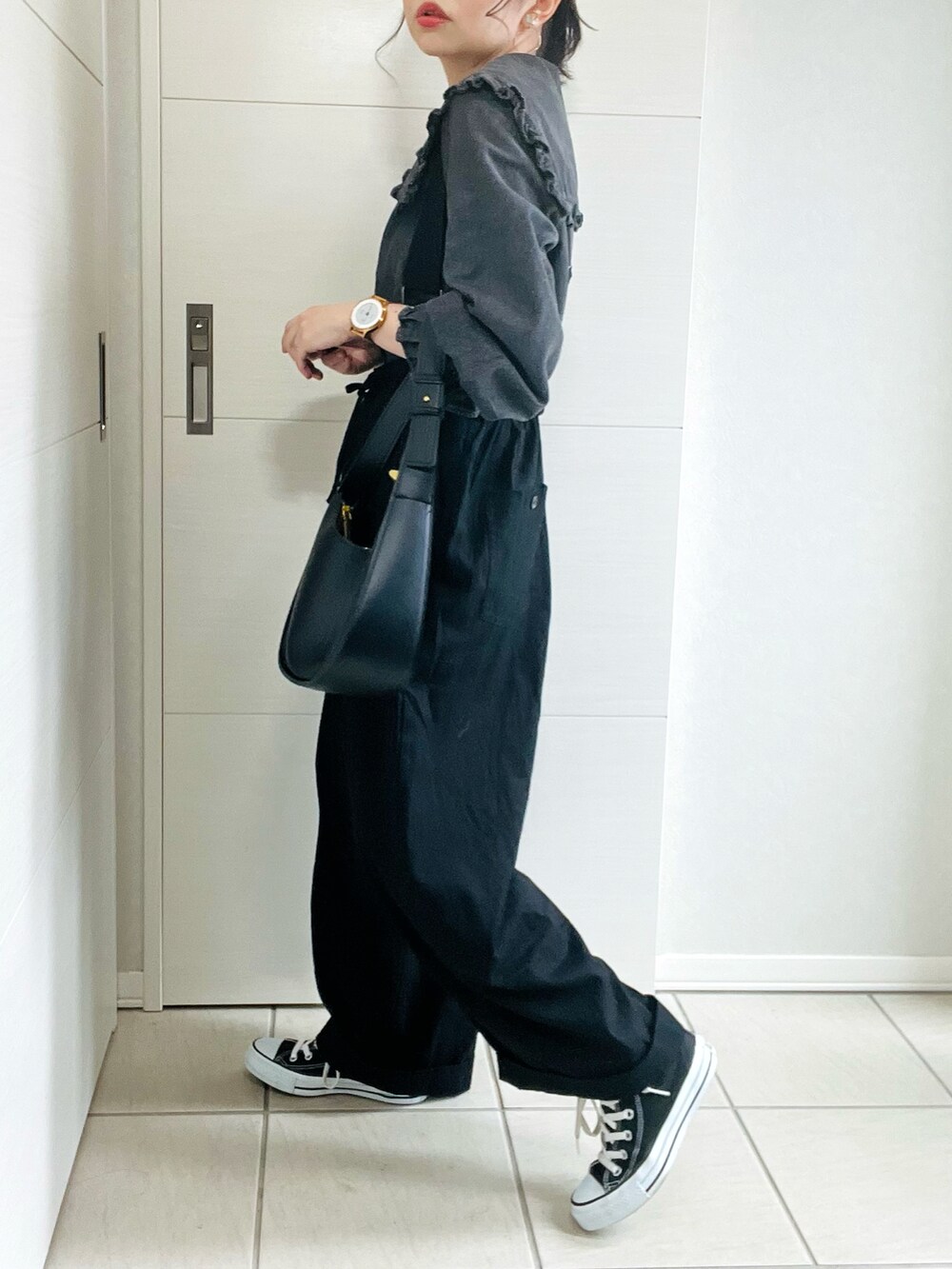 ブラック系のシャツ/ブラウス、ブラック系のチノパンツ、ブラック系のスニーカーを着用したレディースの夏コーディネートの4枚目の写真