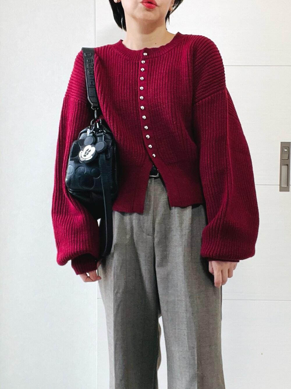 レッド系のカーディガン/ボレロ、その他のその他パンツ、ブラック系のハンドバッグを着用したレディースの秋コーディネートの3枚目の写真