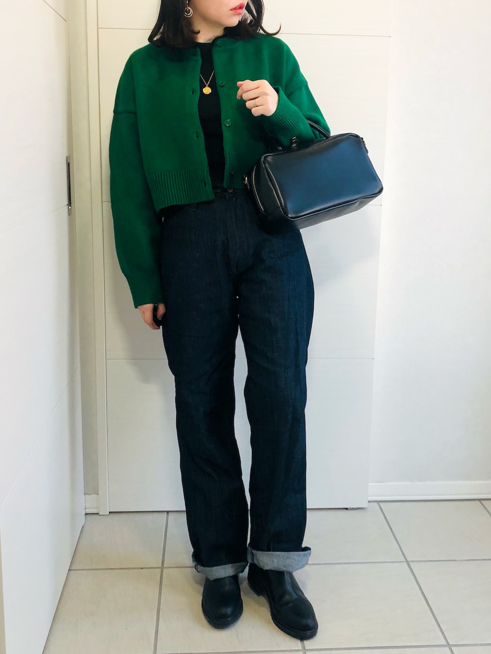 グリーン系のカーディガン/ボレロ、ブルー系のセットアップ、ブラック系のブーツを着用したレディースの冬コーディネートの4枚目の写真