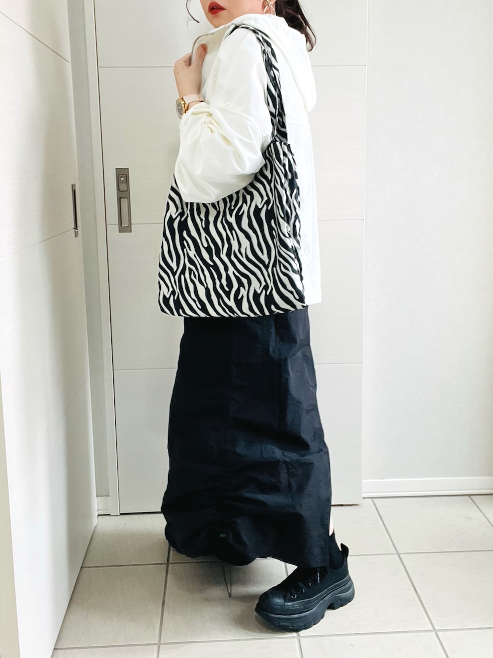「休日スタイル、おでかけコーデ、大人かわいい、大人コーデ、モノトーン、マウンテンパーカー、キャミワンピ、tiptop、tiptop_pocket、tipコーデ、低身長コーデ、低身長、低身長女子、ボリューム袖、プチプラ」|「tiptopのビッグシルエットマウンテンパーカー(マウンテンパーカー、ホワイト系)」を使った、❁⃘asa❁⃘さん(レディース・150cm)の春コーディネートの5枚目の写真