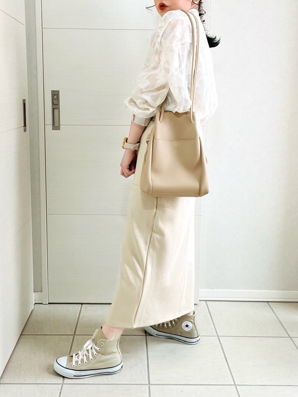 ホワイト系のシャツ/ブラウス、ベージュ系のセットアップ、ベージュ系のスニーカーを着用したレディースの春コーディネートの4枚目の写真