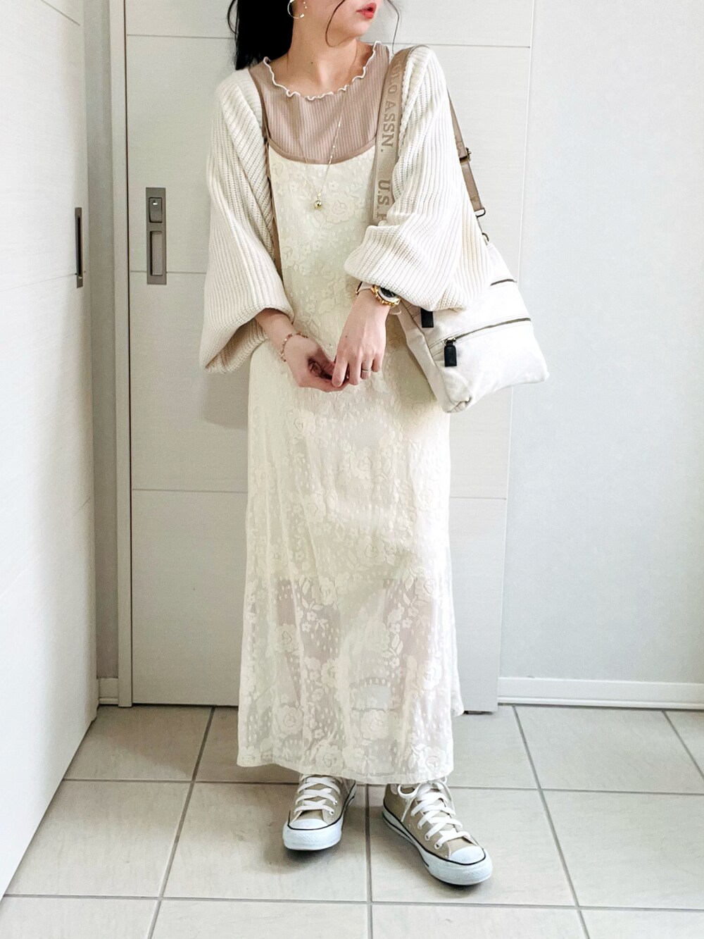 ホワイト系のショルダーバッグ、ホワイト系のカーディガン/ボレロ、ホワイト系のワンピースを着用したレディースの春コーディネートの5枚目の写真