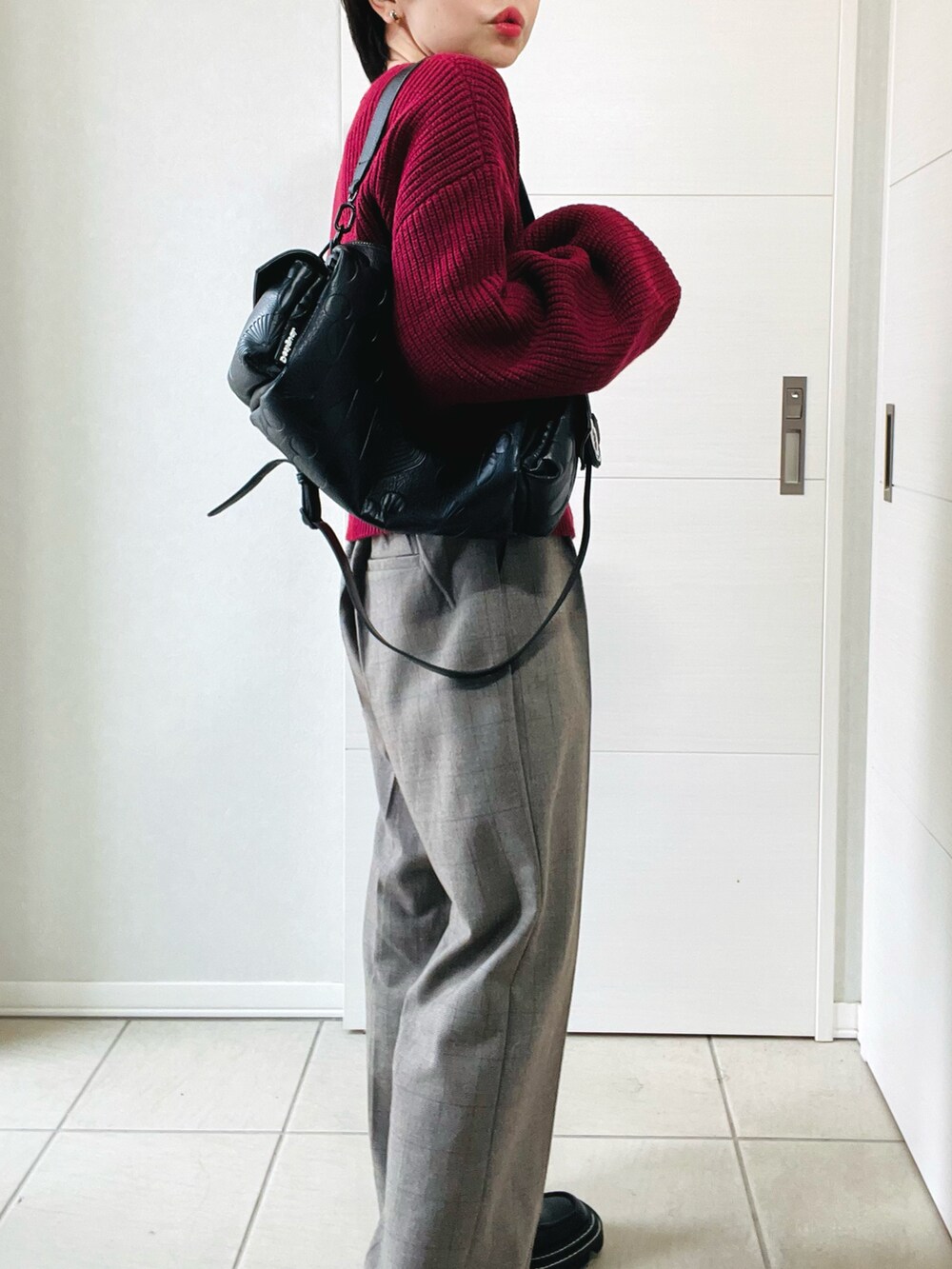 レッド系のカーディガン/ボレロ、その他のその他パンツ、ブラック系のハンドバッグを着用したレディースの秋コーディネートの4枚目の写真