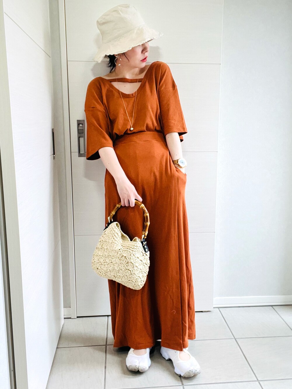 ブラウン系のTシャツ/カットソー、ブラウン系のスカート、ホワイト系のスニーカーを着用したレディースの夏コーディネートの3枚目の写真