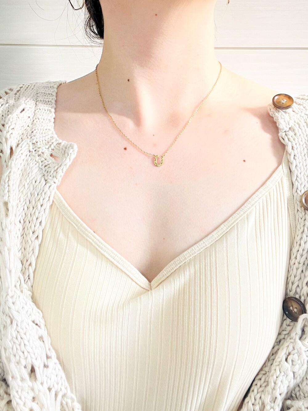 ホワイト系のキャミソール、ホワイト系のカーディガン/ボレロ、ブラック系のその他パンツを着用したレディースの夏コーディネートの5枚目の写真