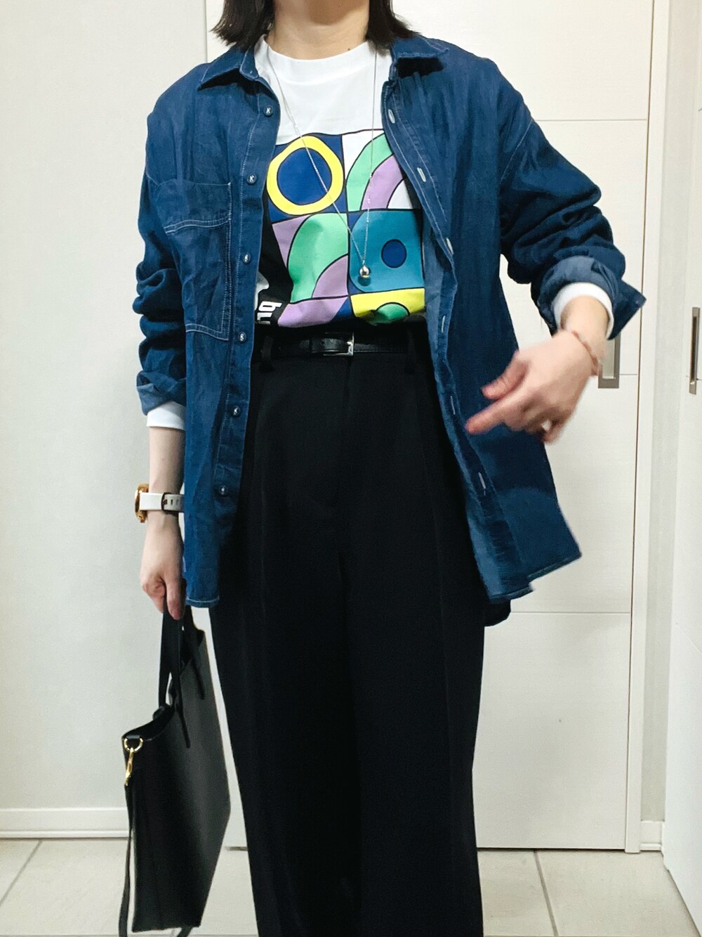 その他のTシャツ/カットソー、ブルー系のシャツ/ブラウス、ブラック系のスラックスを着用したレディースの春コーディネートの2枚目の写真