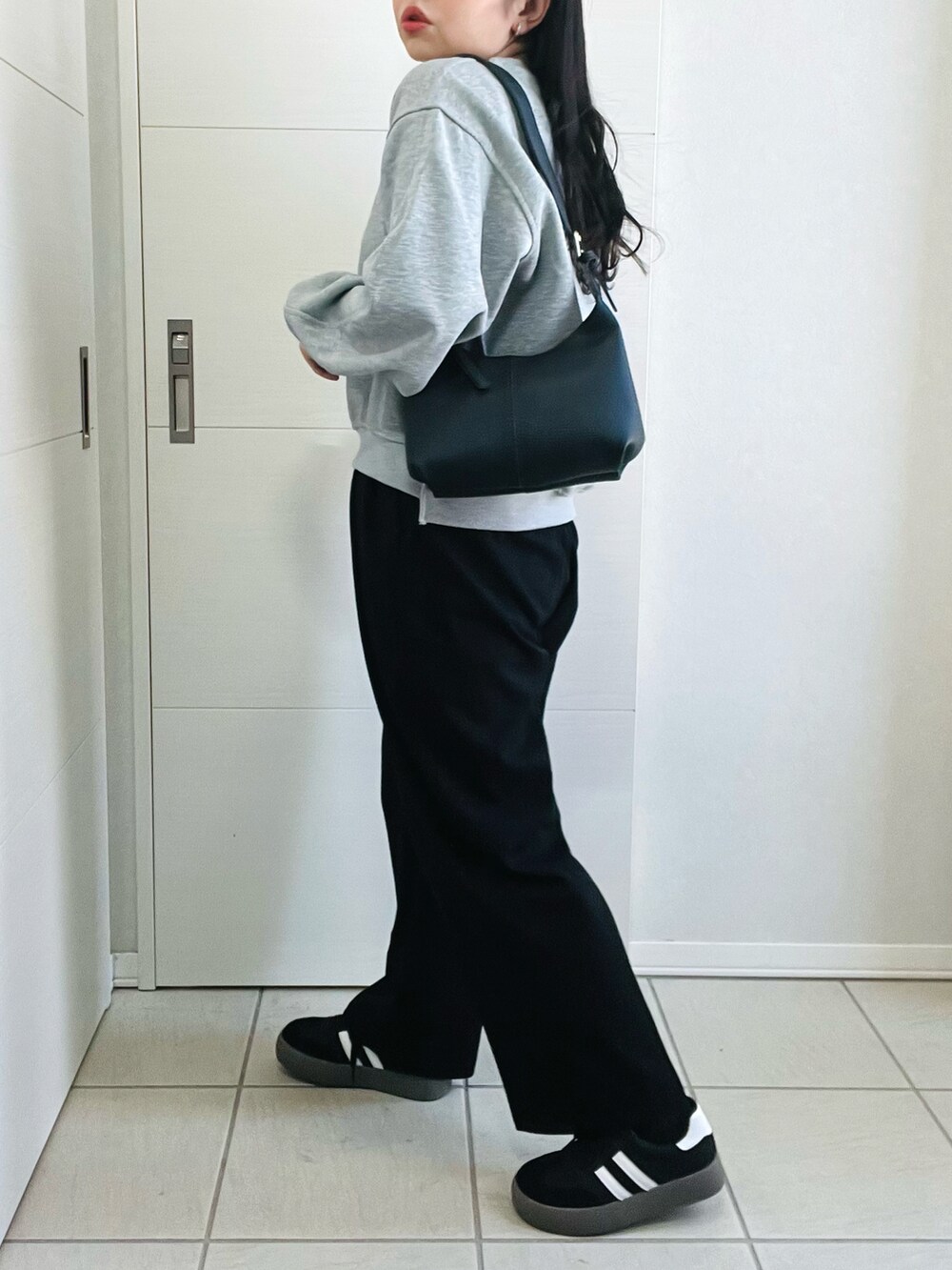 グレー系のセットアップ、ブラック系のその他パンツ、ブラック系のスニーカーを着用したレディースの春コーディネートの5枚目の写真