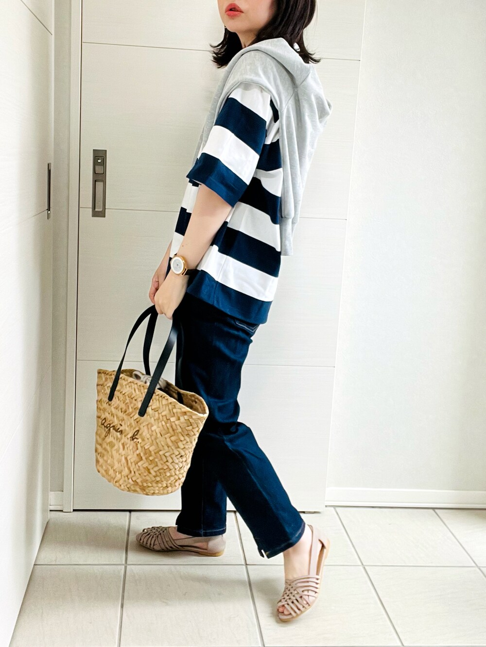 ブルー系のTシャツ/カットソー、ブルー系のデニムパンツ、グレー系のカーディガン/ボレロを着用したレディースの夏コーディネートの3枚目の写真