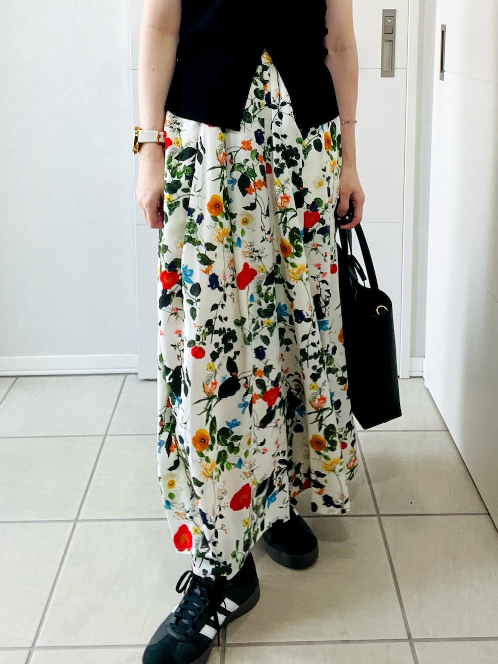 ホワイト系のその他パンツ、ブラック系のニット/セーター、ブラック系のスニーカーを着用したレディースの夏コーディネートの2枚目の写真