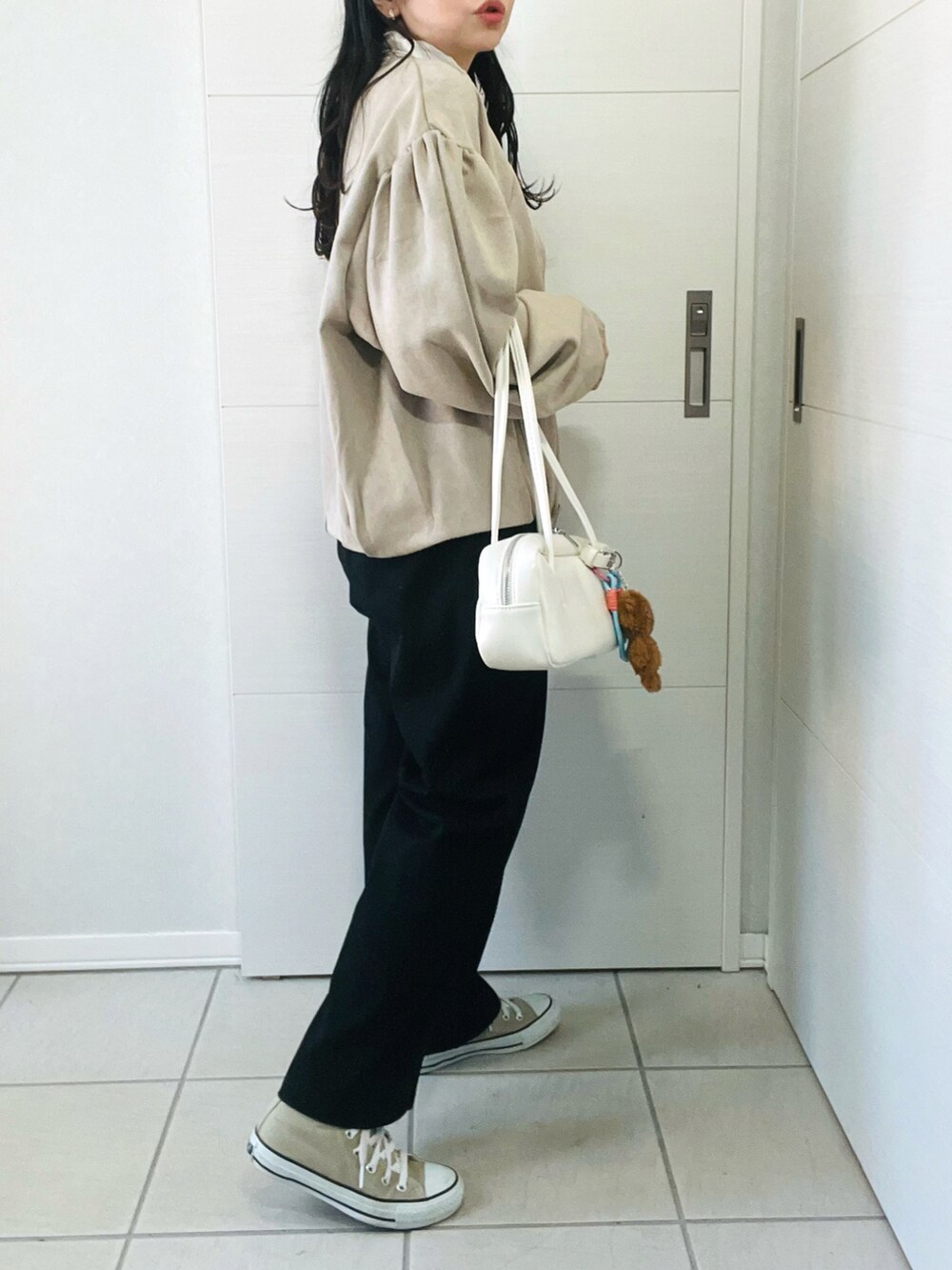 ベージュ系のブルゾン、ホワイト系のTシャツ/カットソー、ブラック系のその他パンツを着用したレディースの秋コーディネートの5枚目の写真