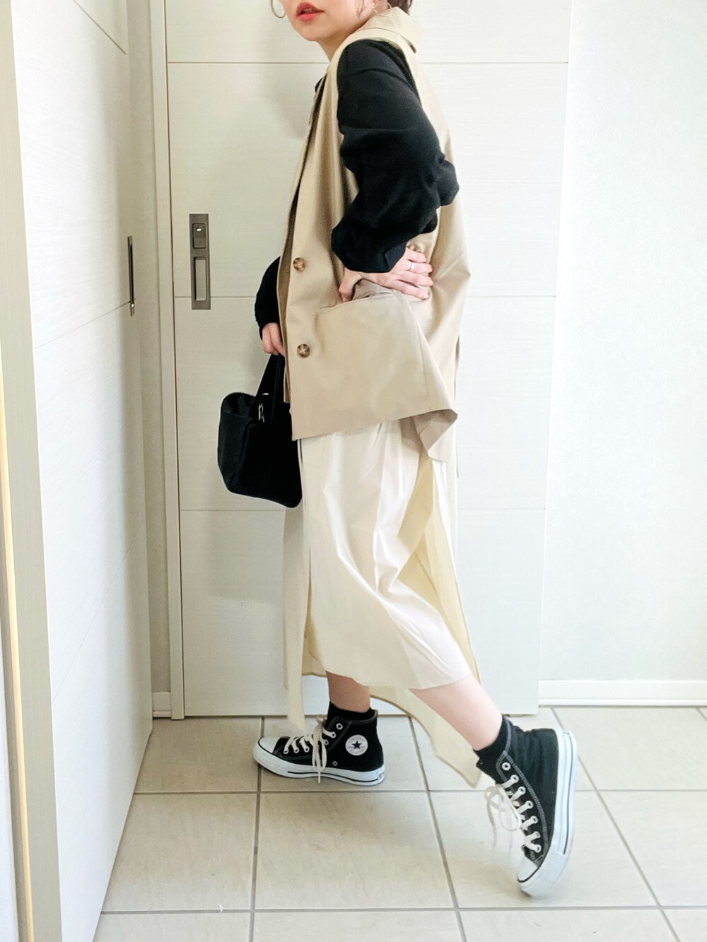 ブラック系のTシャツ/カットソー、ベージュ系のテーラードジャケット、ベージュ系のスカートを着用したレディースの冬コーディネートの3枚目の写真