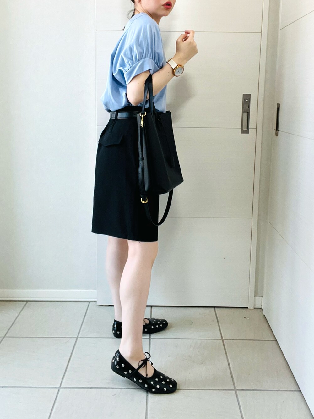 ブルー系のTシャツ/カットソー、ブラック系のその他パンツ、ブラック系のバレエシューズを着用したレディースの夏コーディネートの4枚目の写真