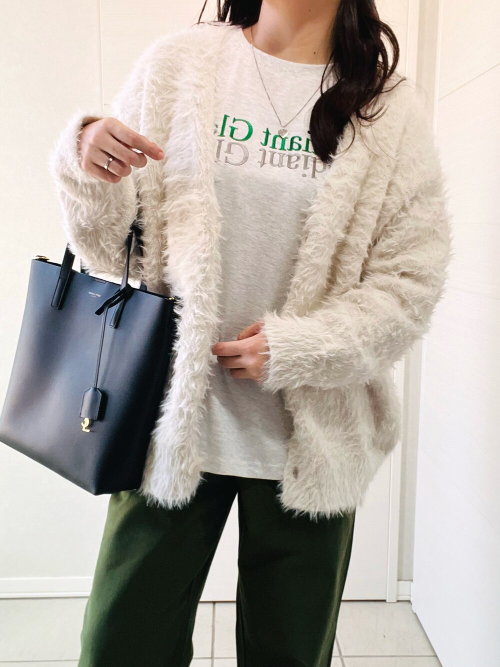 ホワイト系のカーディガン/ボレロ、グレー系のTシャツ/カットソー、グリーン系のその他パンツを着用したレディースの秋コーディネートの2枚目の写真