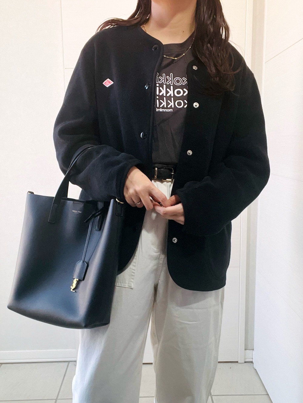 ブラック系のノーカラージャケット、グレー系のTシャツ/カットソー、ホワイト系のその他パンツを着用したレディースの秋コーディネートの2枚目の写真