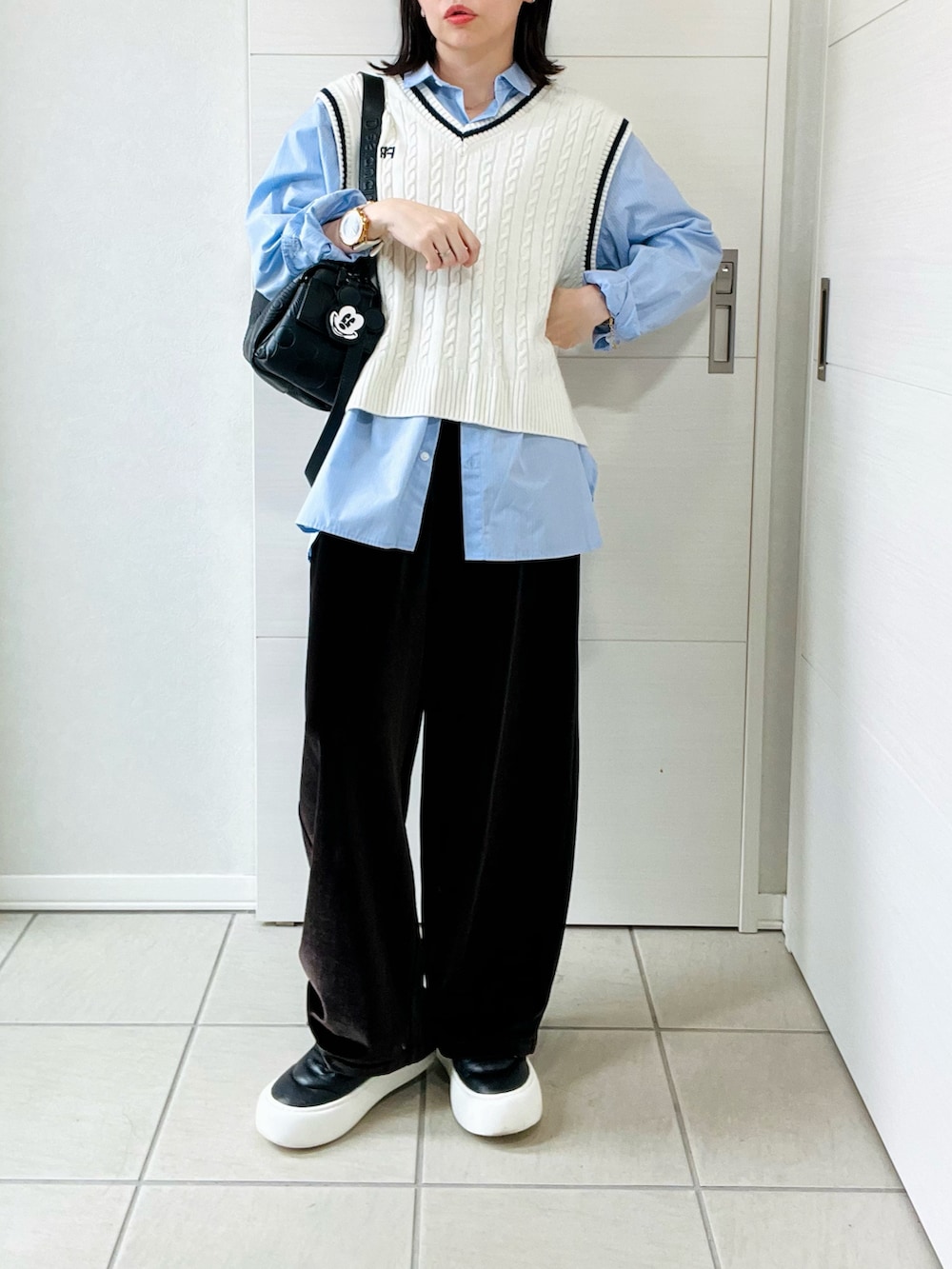 ブルー系のシャツ/ブラウス、ブラック系のスニーカー、ブラウン系のその他パンツを着用したレディースの秋コーディネートの4枚目の写真