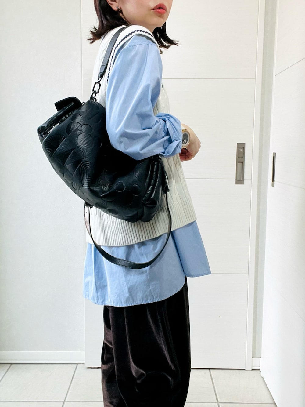 ブルー系のシャツ/ブラウス、ブラック系のスニーカー、ブラウン系のその他パンツを着用したレディースの秋コーディネートの3枚目の写真