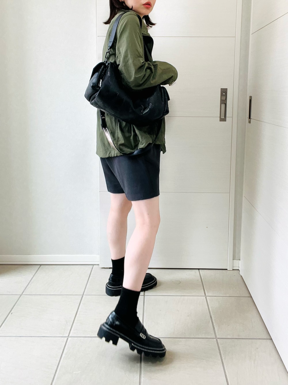 グレー系のその他パンツ、ブラック系のハンドバッグ、ホワイト系のTシャツ/カットソーを着用したレディースの秋コーディネートの5枚目の写真