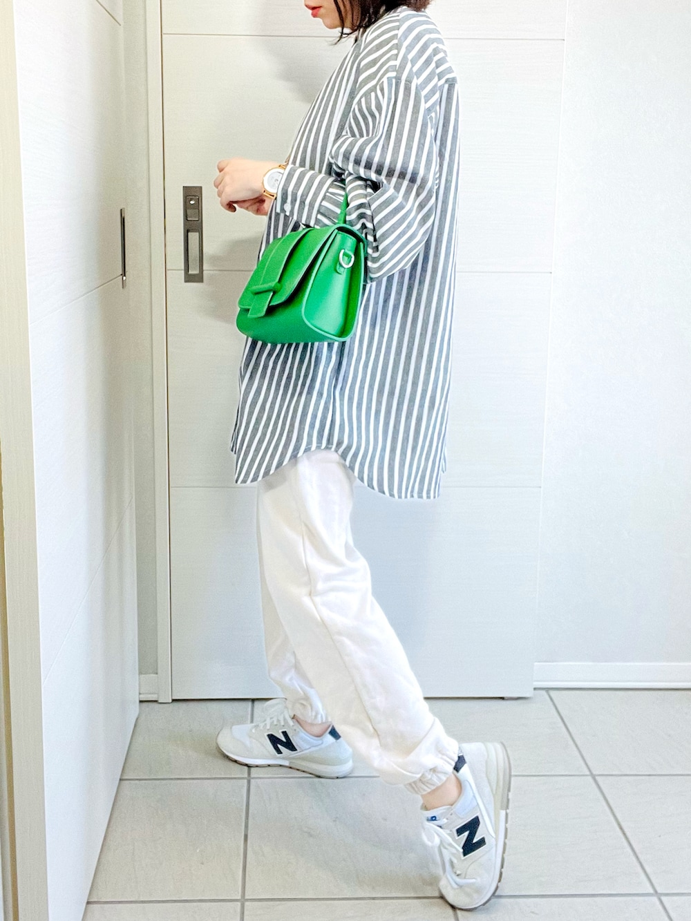 ブラック系のシャツ/ブラウス、ホワイト系のスウェットパンツ、ホワイト系のスニーカーを着用したレディースの春コーディネートの5枚目の写真