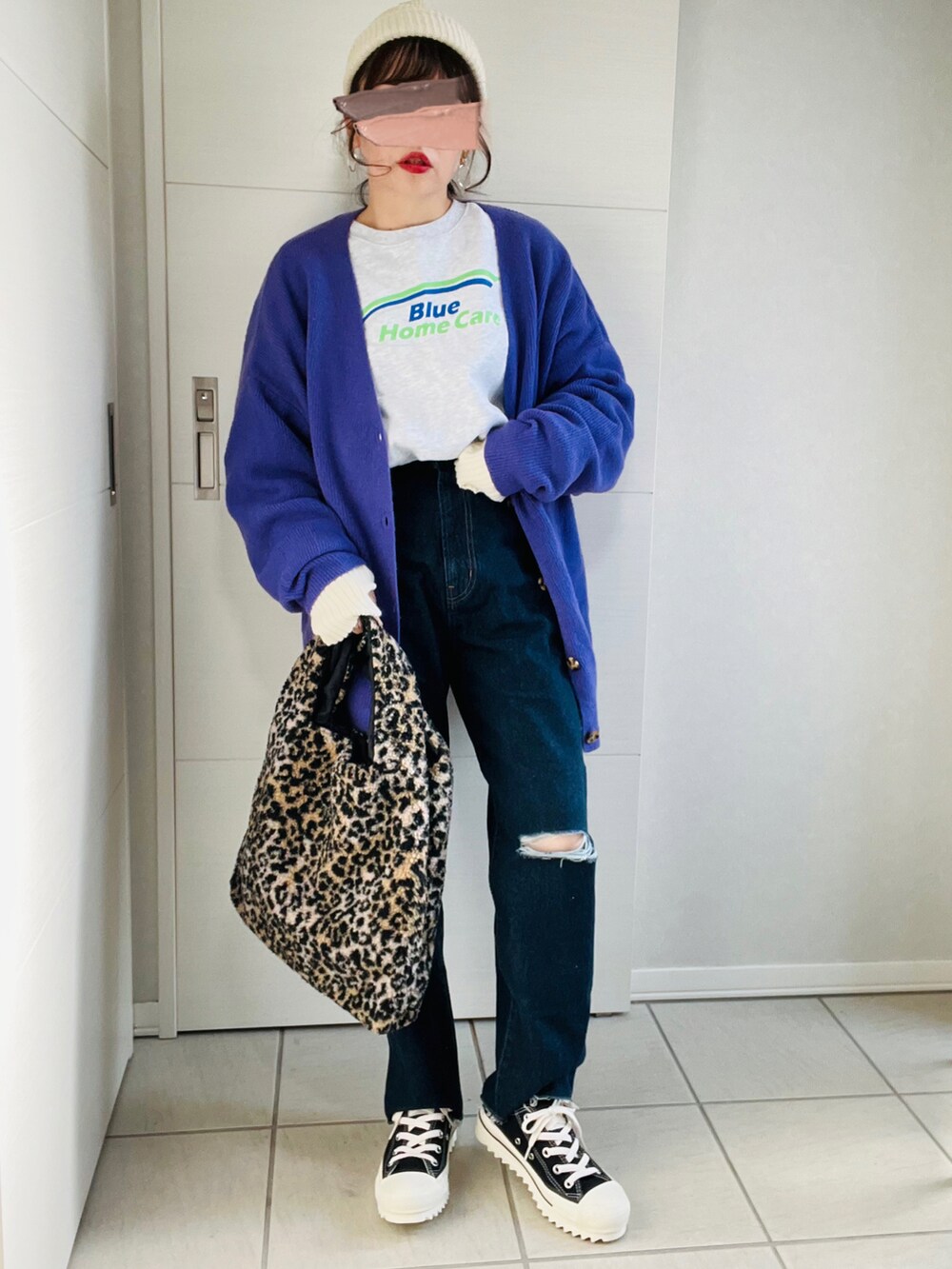 「秋コーデ、秋冬コーデ、ストリート、ストリートMIX、スウェット、ニットカーディガン、カラーコーデ、ANGIE VINTAGE、ダメージデニムパンツ、converse、レオパード、ニット帽、低身長、低身長コーデ、低身長女子」|「ANGIEのオーバーサイズVネックニットカーディガン(カーディガン/ボレロ、パープル系)」を使った、❁⃘asa❁⃘さん(レディース・150cm)の秋コーディネートの4枚目の写真