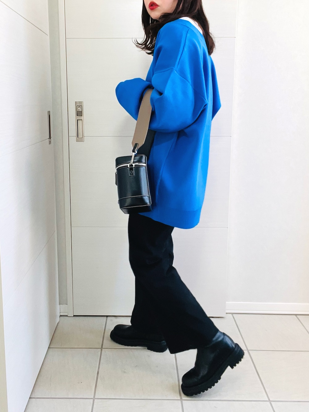 ブルー系のカーディガン/ボレロ、ホワイト系のTシャツ/カットソー、ブラック系のその他パンツを着用したレディースの冬コーディネートの4枚目の写真