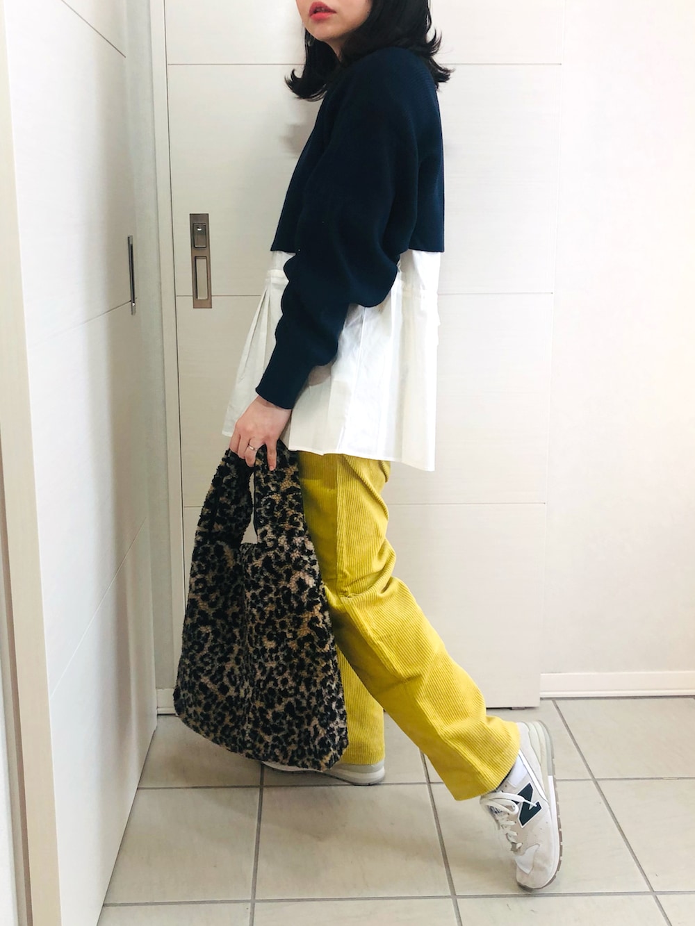 ブルー系のニット/セーター、イエロー系のその他パンツ、ホワイト系のスニーカーを着用したレディースの冬コーディネートの2枚目の写真