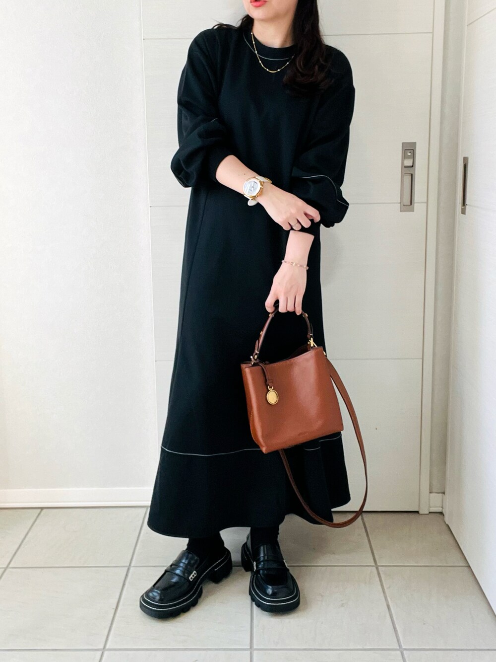 「秋っぽコーデ更新中、ワンピース、休日スタイル、秋冬コーデ、大人かわいい、シンプルコーデ、Fossil、FOSSILSTYLE、フォッシル、バケットバッグ、ブラウン、ブラックコーデ、低身長、低身長コーデ、低身長女子」｜「FOSSILのJessie Crossbody ZB11002200（ショルダーバッグ、ブラウン系）」を使った、❁⃘asa❁⃘さん（レディース・150cm）の秋コーディネートの4枚目の写真