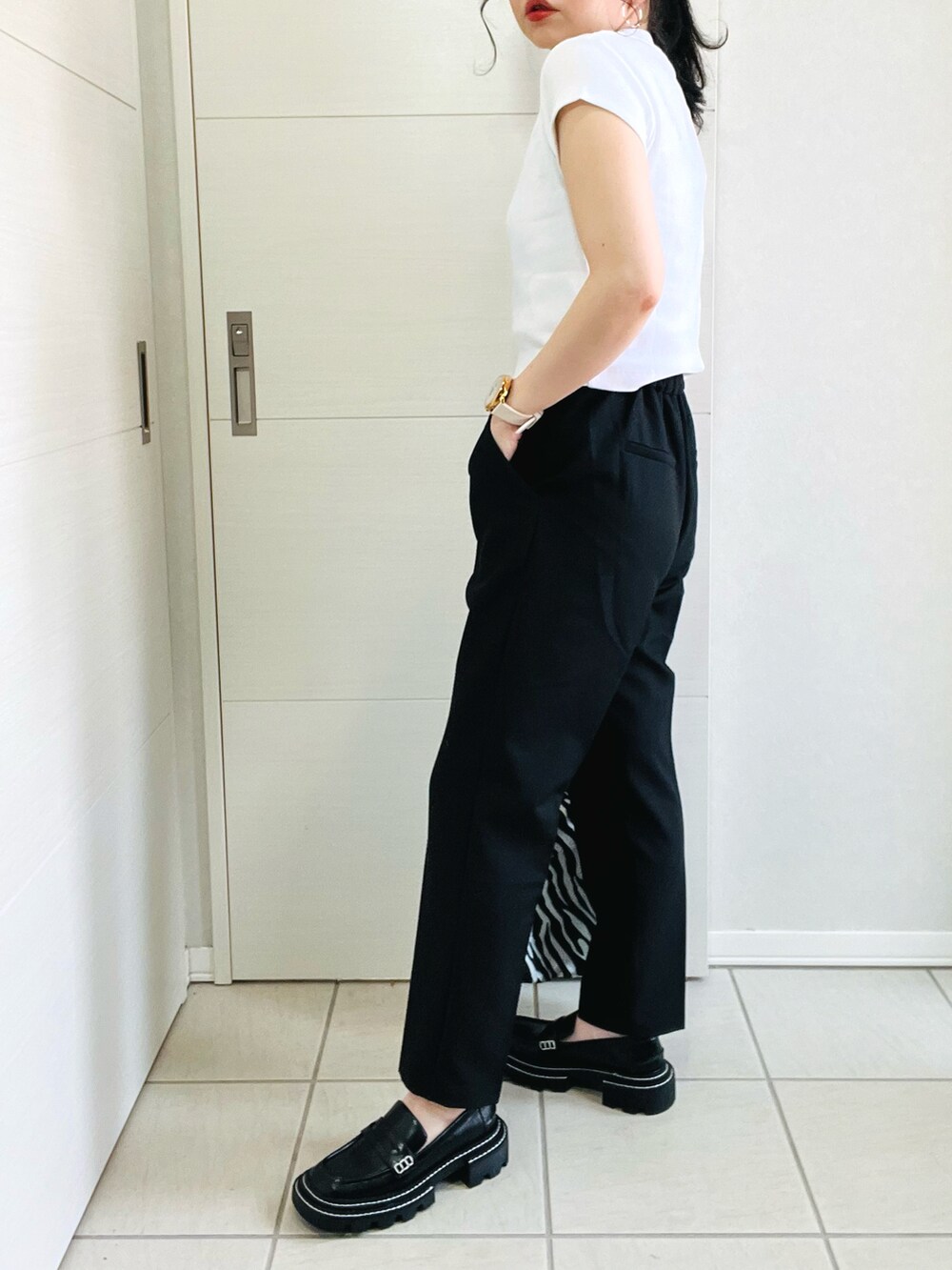 「休日スタイル、シンプルコーデ、オトナ女子、夏コーデ、カルバンクライン、Calvin Klein、オトナカジュアル、モノトーン、モノトーンコーデ、きれいめカジュアル、低身長、低身長コーデ、低身長女子、大人コーデ、ロゴT」｜「Calvin Kleinのモノグラム ロゴ ベイビーTシャツ（Tシャツ/カットソー、ホワイト系）」を使った、❁⃘asa❁⃘さん（レディース・150cm）の春コーディネートの5枚目の写真