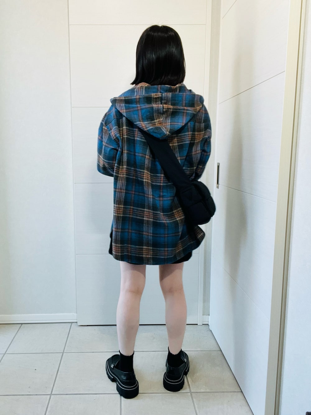 ブルー系のシャツ/ブラウス、ブラック系のその他パンツ、ブラック系のローファーを着用したレディースの秋コーディネートの5枚目の写真