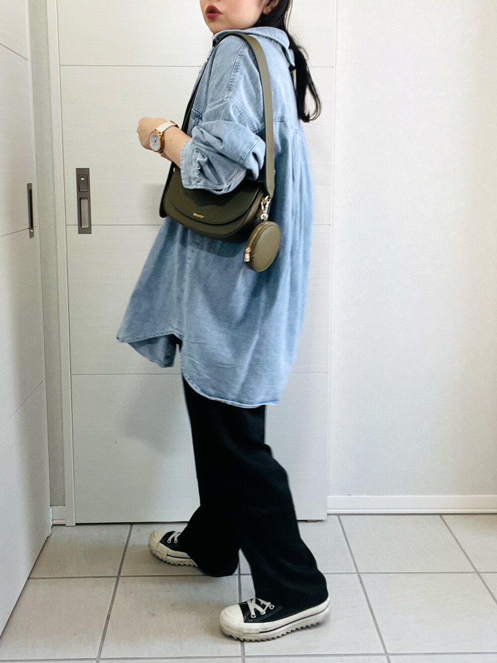 「オトナカジュアル、休日スタイル、楽チンコーデ、オトナ女子、初秋コーデ、reca、recaコーデ、レカ(reca)、イージーパンツ、サテンパンツ、低身長、低身長コーデ、低身長女子、プチプラ、秋」|「tiptopのデニムBIGシャツジャケット(シャツ/ブラウス、ブルー系)」を使った、❁⃘asa❁⃘さん(レディース・150cm)の夏コーディネートの5枚目の写真