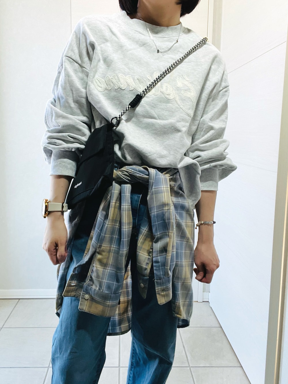 ブルー系のシャツ/ブラウス、ブルー系のデニムパンツ、ホワイト系のスウェットを着用したレディースの春コーディネートの3枚目の写真