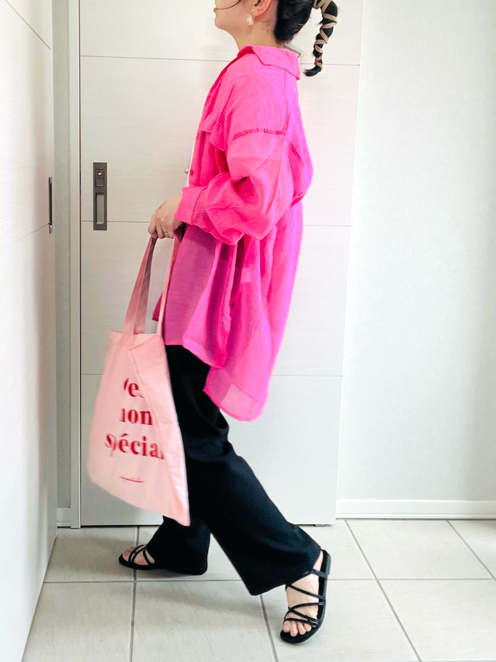 ピンク系のシャツ/ブラウス、ホワイト系のTシャツ/カットソー、ブラック系のスラックスを着用したレディースの夏コーディネートの4枚目の写真