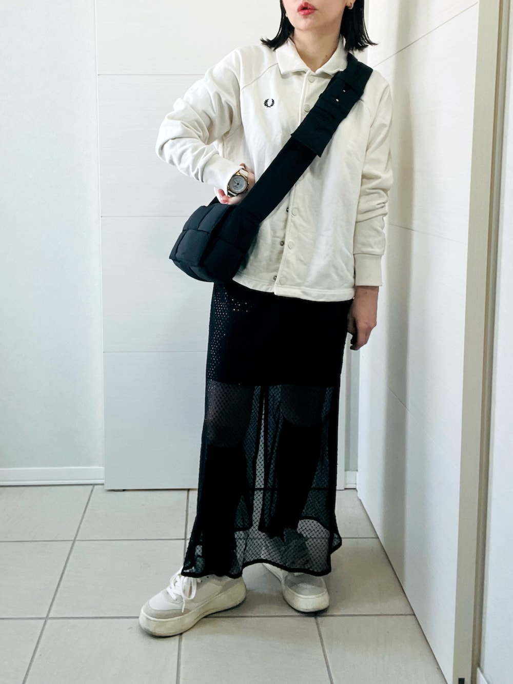 「春服、春コーデ、春、オトナ女子、シンプルコーデ、モノトーン、スカートスタイル、ハイソックス、低身長、低身長コーデ、低身長女子、フレッドペリー、FRED PERRY」｜「FRED PERRYの[FRED PERRY/フレッドペリー] ラグランスリーブスウェットカーディガン（スウェット、ホワイト系）」を使った、❁⃘asa❁⃘さん（レディース・150cm）の冬コーディネートの3枚目の写真