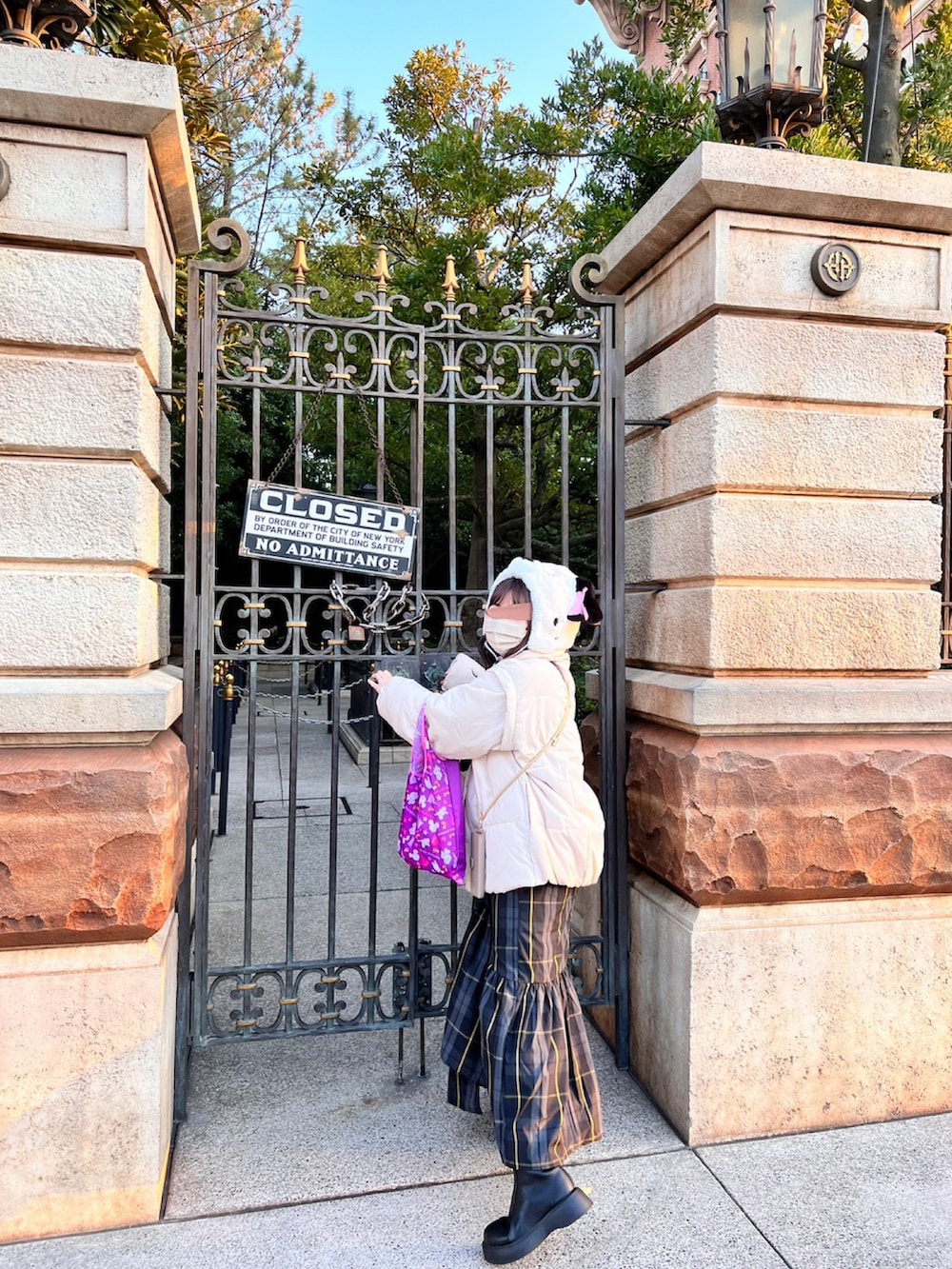 ホワイト系のダウンジャケット/コート、ブラック系のスカート、ブラック系のブーツを着用したレディースの冬コーディネートの2枚目の写真