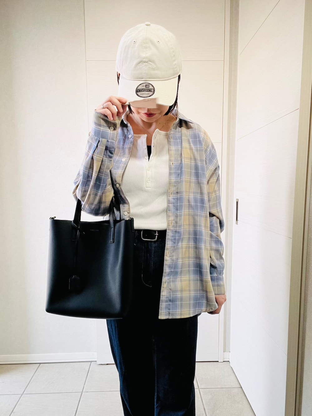 グレー系のスニーカー、ブルー系のデニムパンツ、ブルー系のシャツ/ブラウスを着用したレディースの春コーディネートの3枚目の写真