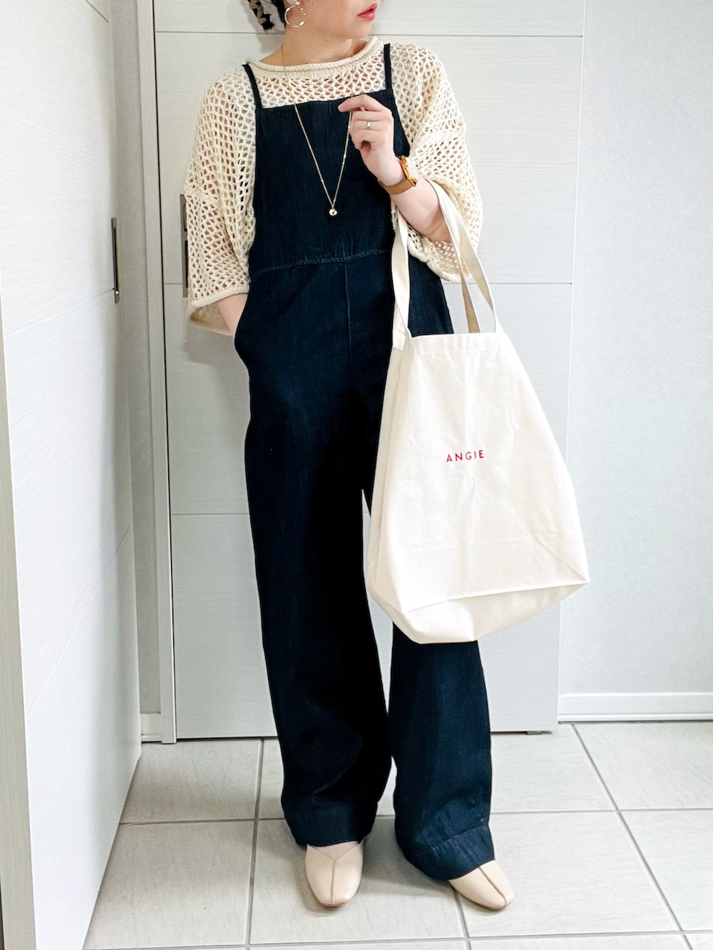 ホワイト系のニット/セーター、ブルー系のサロペット/オーバーオール、ベージュ系のパンプスを着用したレディースの春コーディネートの2枚目の写真