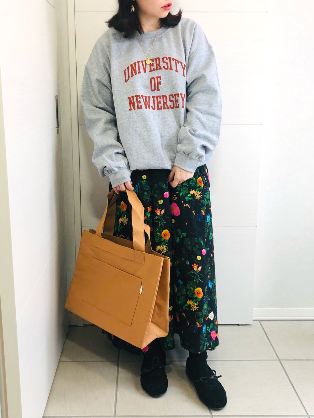 「冬コーデ、オトナ女子、オーバーサイズ、カレッジスウェット、ANGIE VINTAGE、花柄スカート、低身長コーデ、低身長、低身長女子、カジュアルコーデ、カジュアルガーリー、トートバッグ、モカシン、スカート、ペタンコ靴」｜「ANGIEのGILDANカレッジロゴオーバーサイズスウェット(裏起毛）（スウェット、グレー系）」を使った、❁⃘asa❁⃘さん（レディース・150cm）の冬コーディネートの3枚目の写真