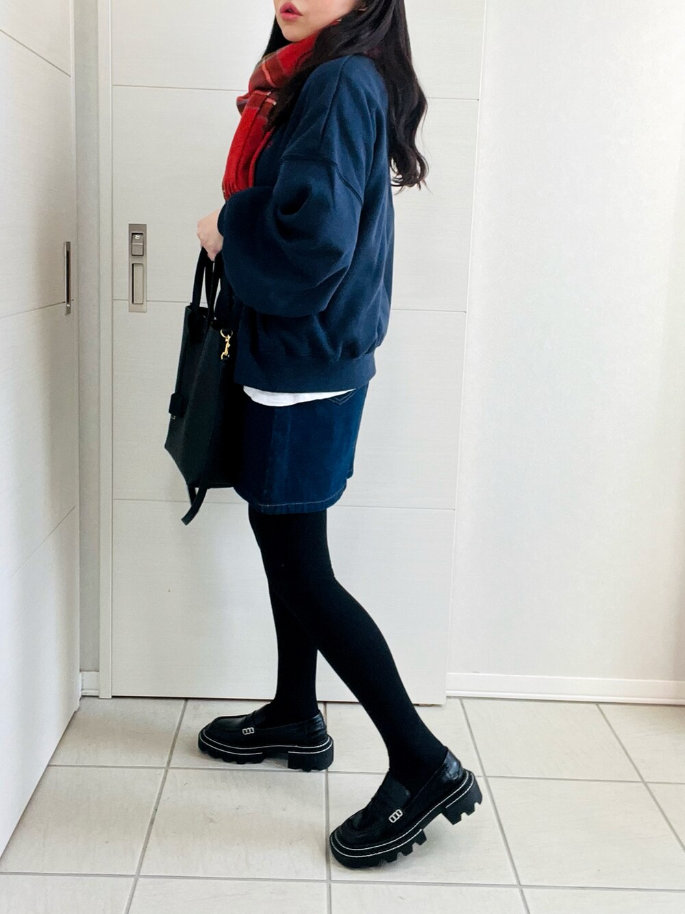 「大人カジュアル、ミニスカート、ハーフジップ、スウェット、秋冬、ネイビー、チェックマフラー、赤、クリスマスに着たい服、オトナカワイイ、低身長、低身長コーデ、低身長女子、カジュアルコーデ、ローファー」|「shetilaの裏起毛ハーフジップスウェット(スウェット、ブルー系)」を使った、❁⃘asa❁⃘さん(レディース・150cm)の冬コーディネートの5枚目の写真