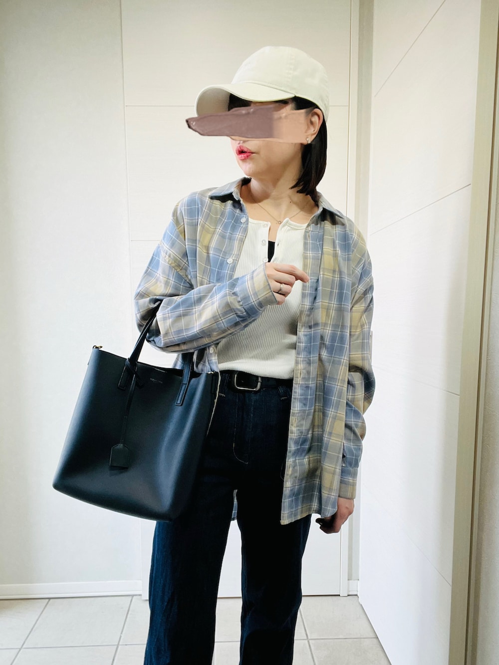 グレー系のスニーカー、ブルー系のデニムパンツ、ブルー系のシャツ/ブラウスを着用したレディースの春コーディネートの2枚目の写真