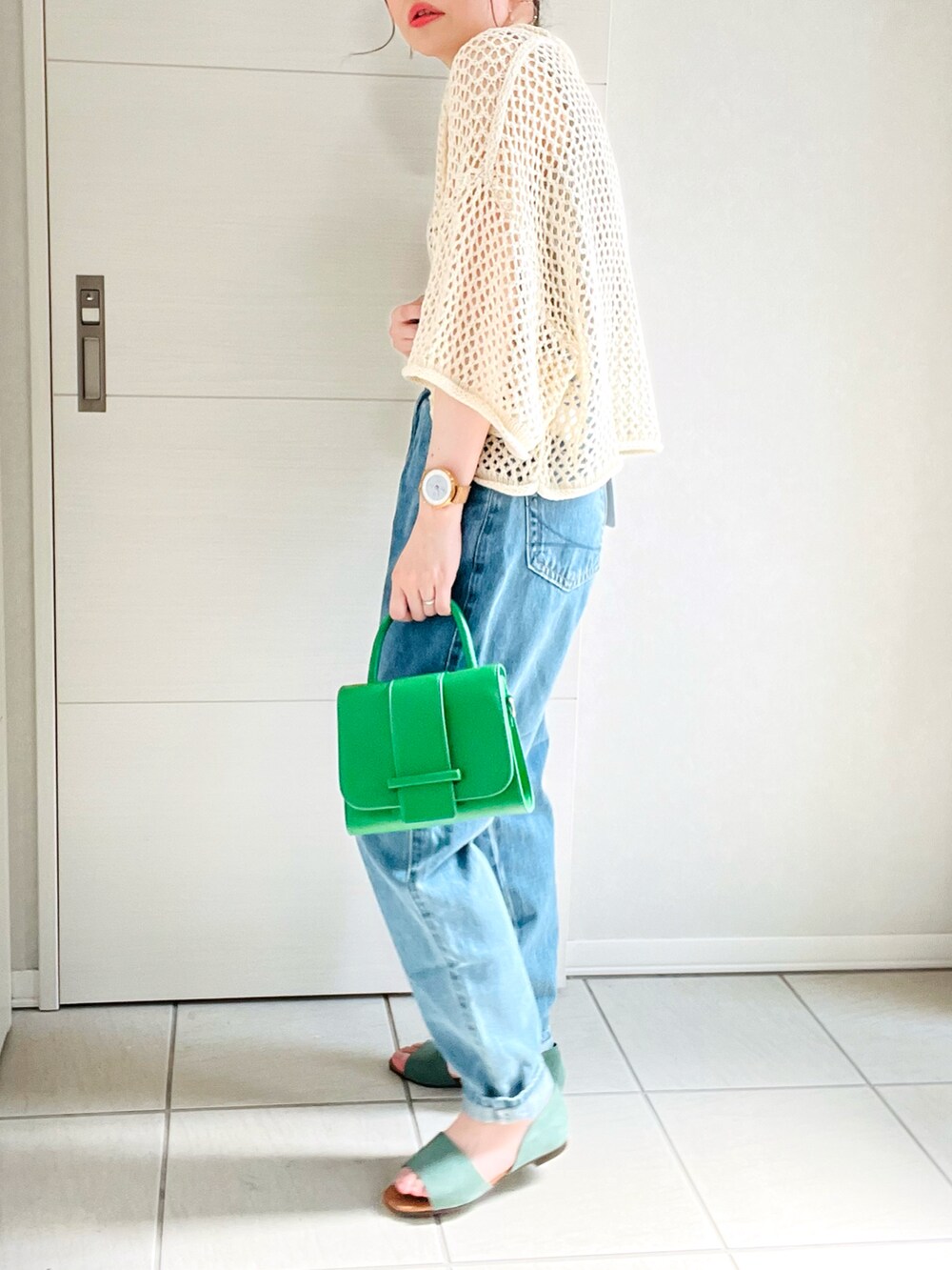 ホワイト系のニット/セーター、ブルー系のデニムパンツ、グリーン系のサンダルを着用したレディースの夏コーディネートの2枚目の写真