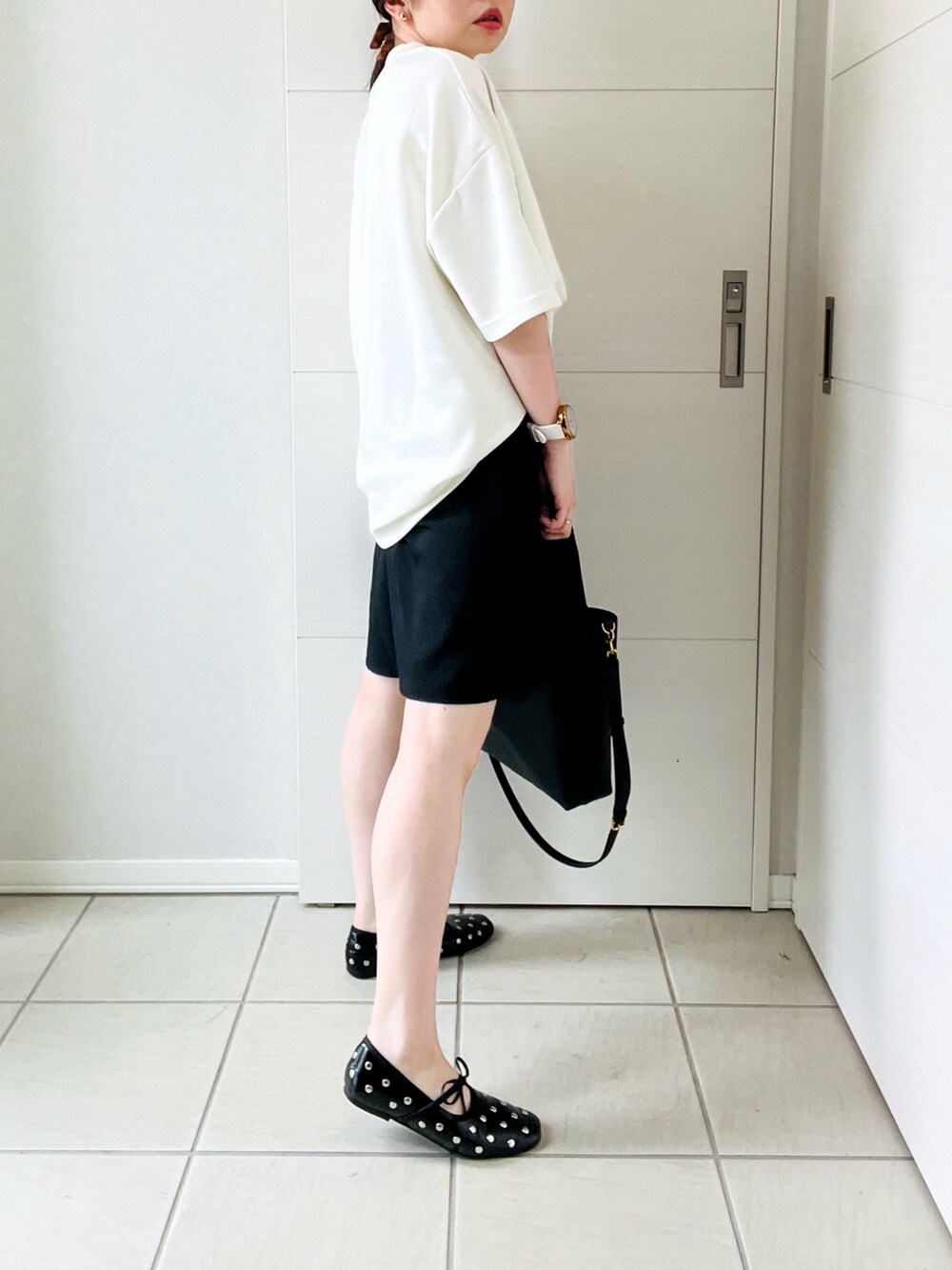 ホワイト系のTシャツ/カットソー、ブラック系のその他パンツ、ブラック系のバレエシューズを着用したレディースの夏コーディネートの5枚目の写真