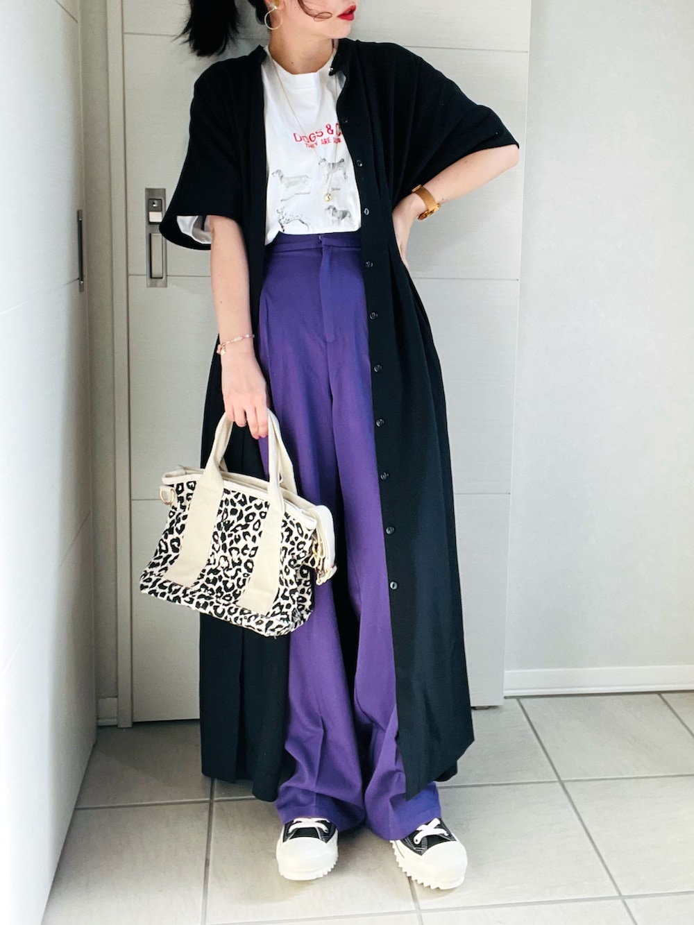 ブラック系のワンピース、ホワイト系のTシャツ/カットソー、パープル系のスラックスを着用したレディースの秋コーディネートの2枚目の写真