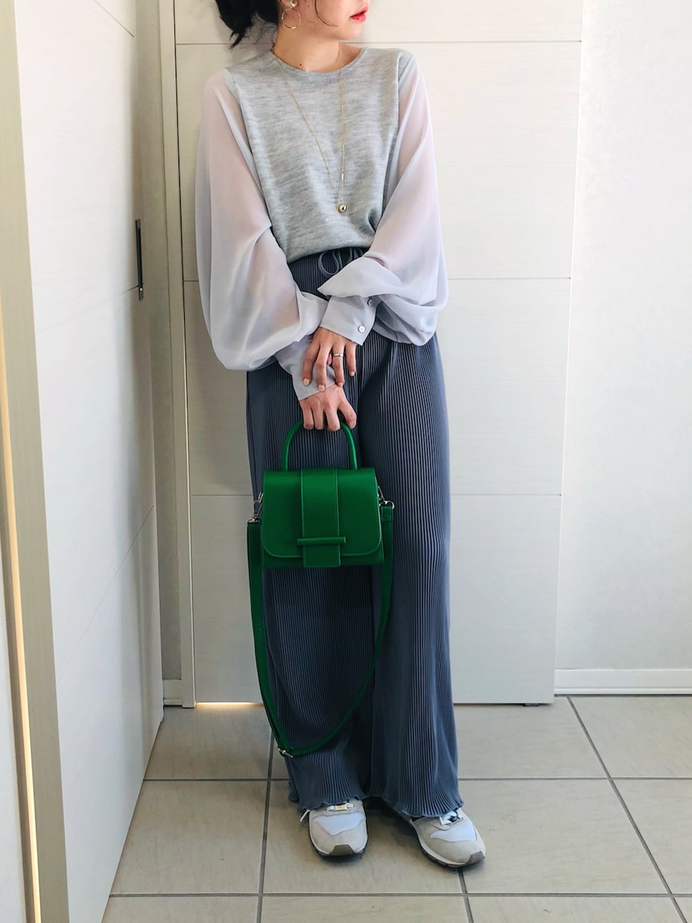 グレー系のTシャツ/カットソー、ブルー系のその他パンツ、ホワイト系のスニーカーを着用したレディースの冬コーディネートの2枚目の写真