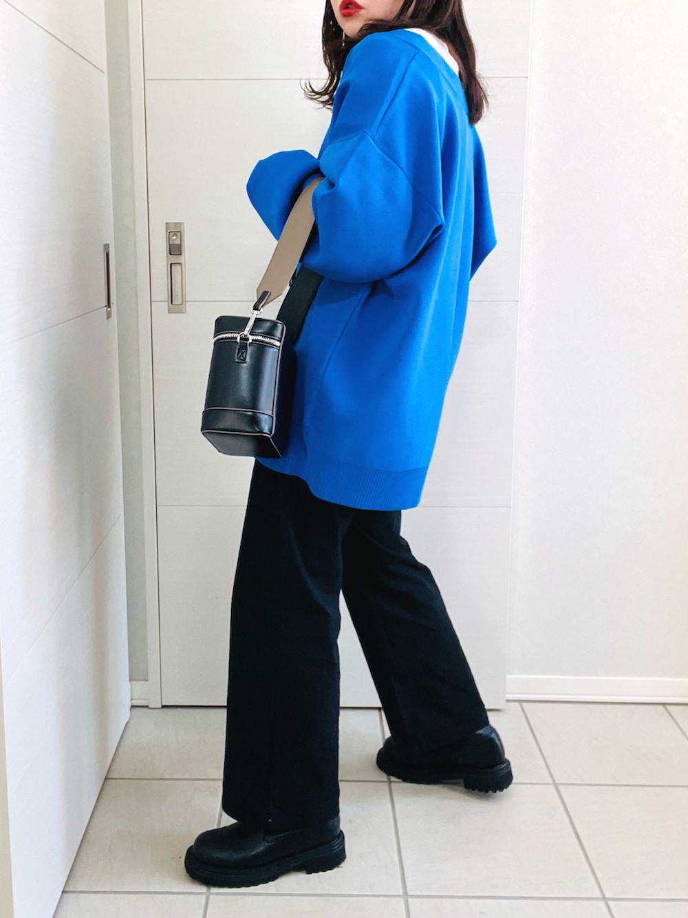 ブルー系のカーディガン/ボレロ、ホワイト系のTシャツ/カットソー、ブラック系のその他パンツを着用したレディースの冬コーディネートの5枚目の写真