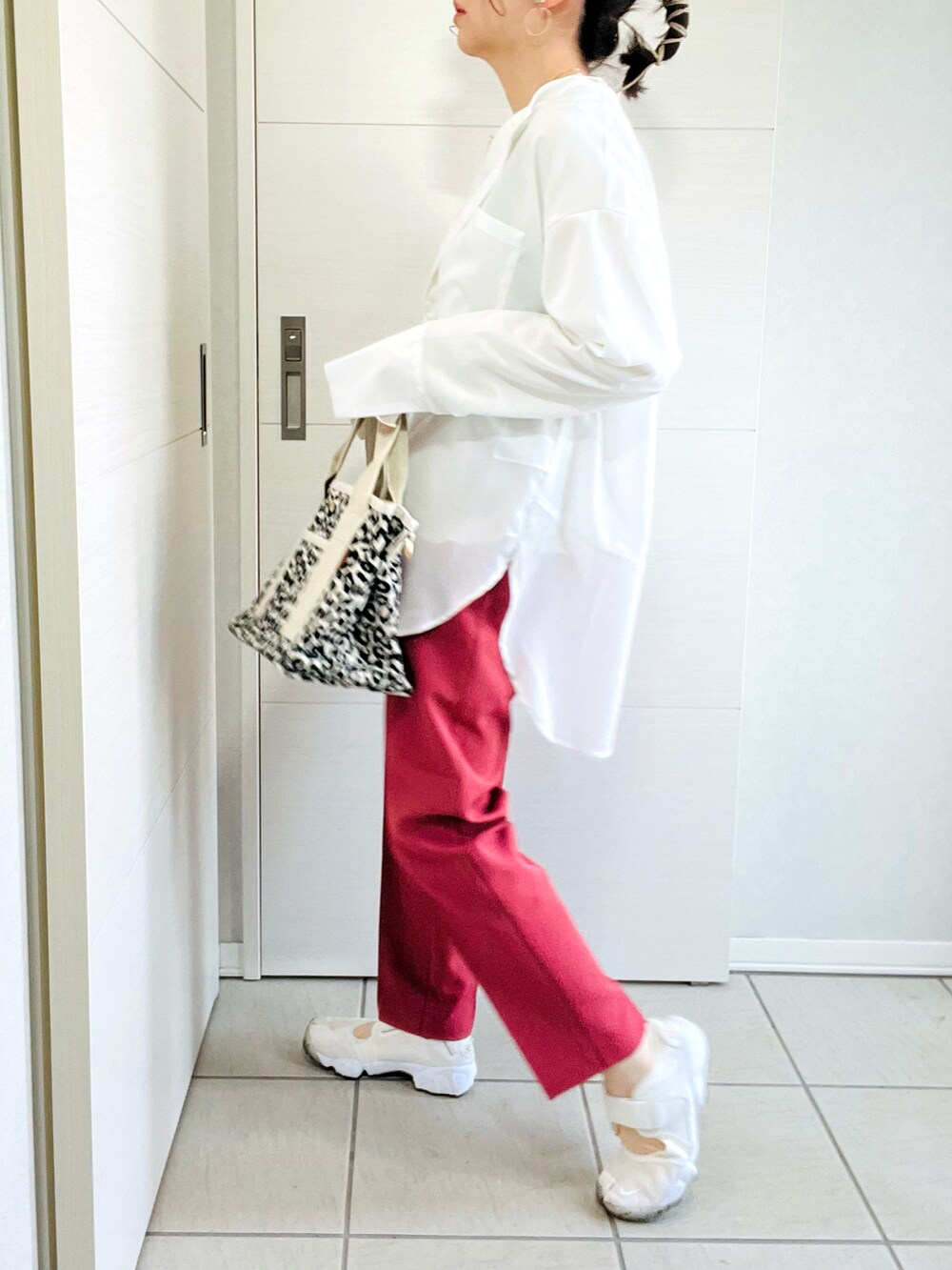 ホワイト系のシャツ/ブラウス、レッド系のスラックス、ホワイト系のスニーカーを着用したレディースの春コーディネートの4枚目の写真