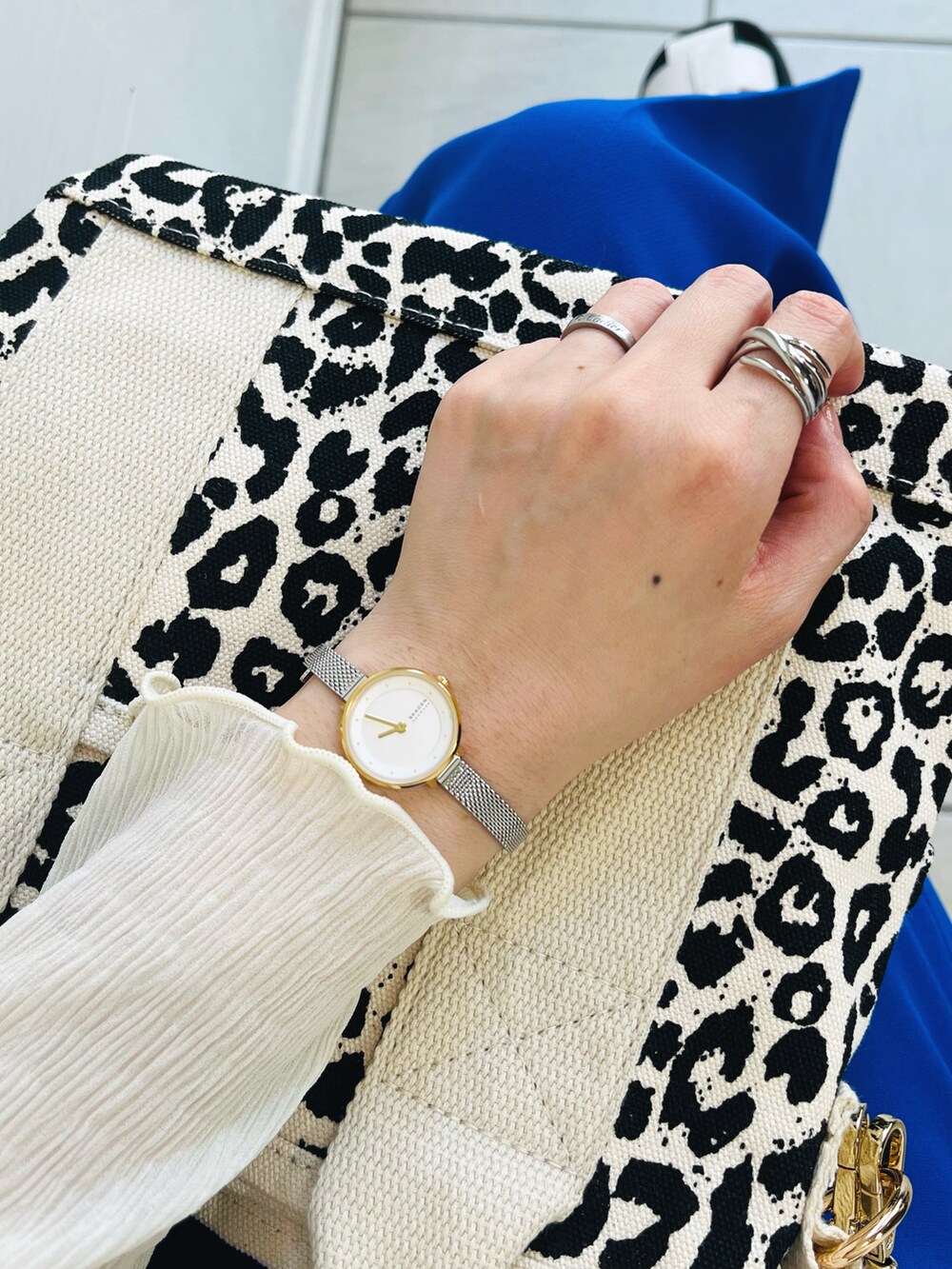 ブルー系のスラックス、ホワイト系のサンダル、その他のトートバッグを着用したレディースの春コーディネートの4枚目の写真