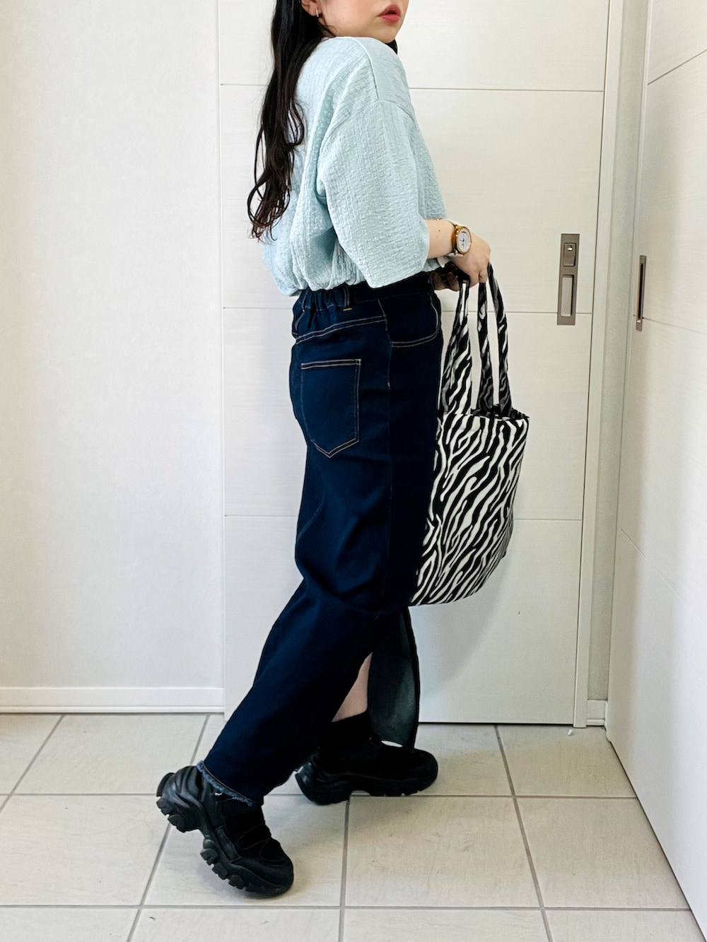 ブルー系のシャツ/ブラウス、ブルー系のデニムスカート、ブラック系のサンダルを着用したレディースの夏コーディネートの5枚目の写真