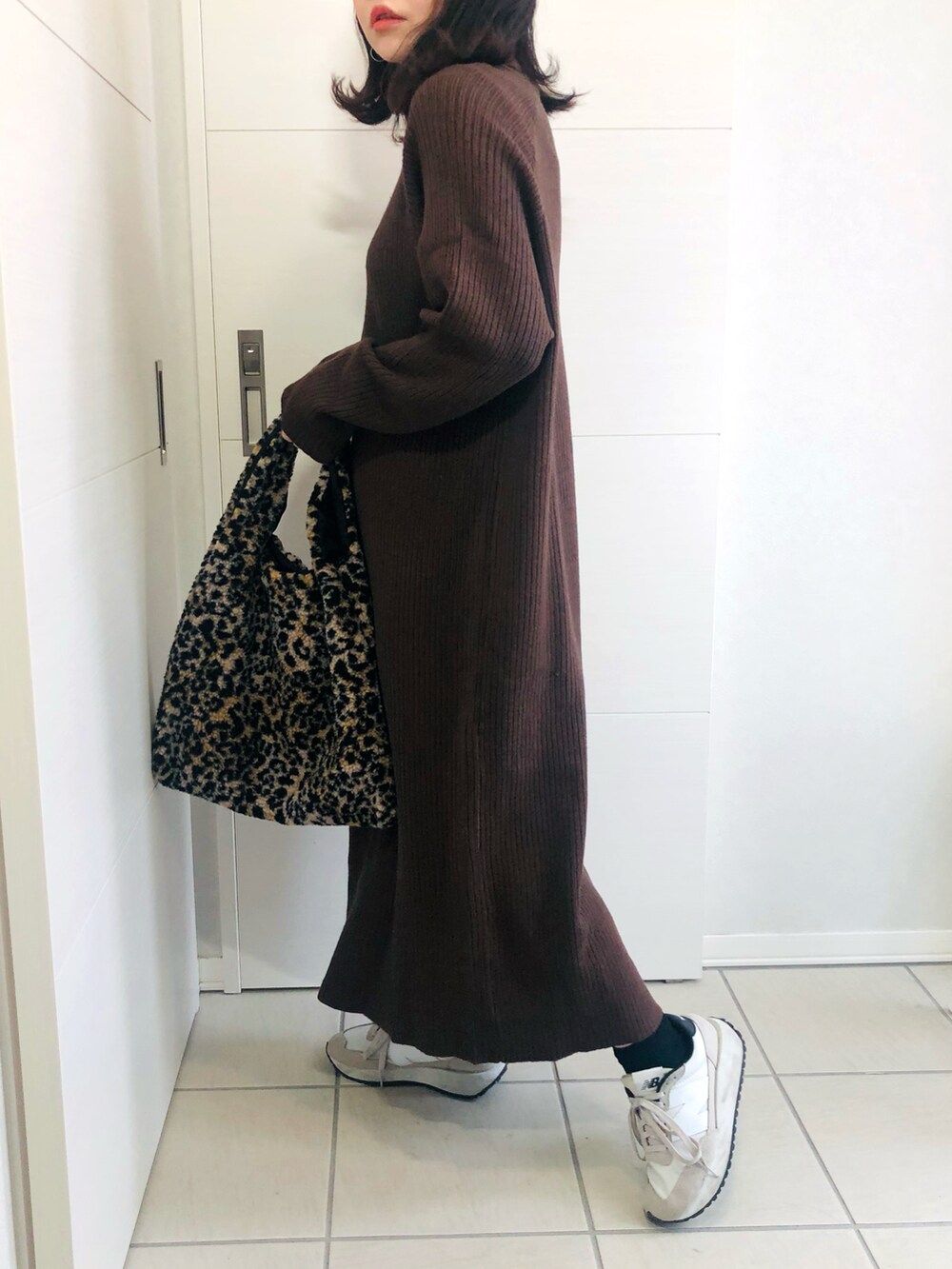 「低身長、低身長コーデ、低身長女子、シュガービスケット、sugarbisket、ANGIE VINTAGE、ニットワンピース、コクーンコート、スニーカー、レオパード、大人コーデ、ボアバッグ、New Balance、ニューバランス、オトナカジュアル」｜「ANGIEのノーカラーミドルコクーンコート（ノーカラーコート、ベージュ系）」を使った、❁⃘asa❁⃘さん（レディース・150cm）の冬コーディネートの4枚目の写真